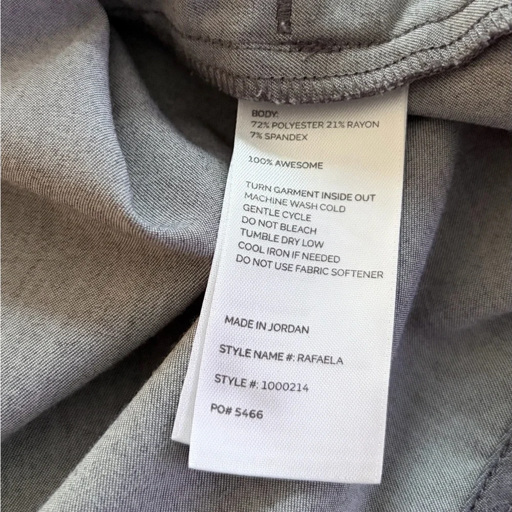 Figs Scrubs Women’s Top Rafaela Oversized Scrub Top Graphite size Small - Picture 7 of 7